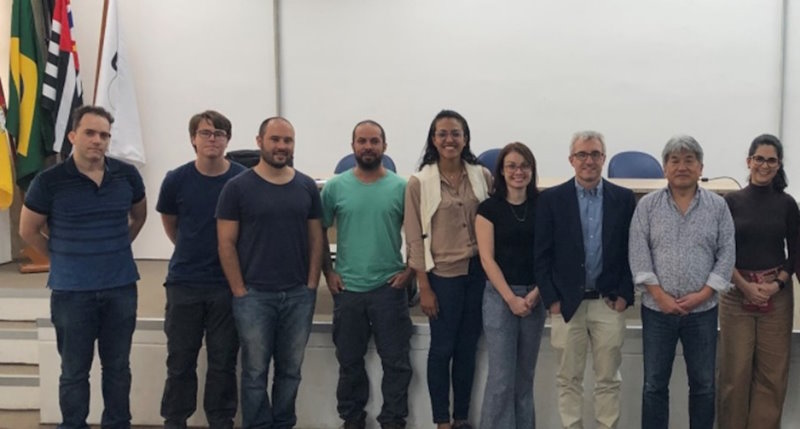 Grupo de pesquisa Bioluminescência e Biofotônica em 02/2020 durante visita do Prof. Y. Ohmiya (Diretor do AIST, Tsukuba): (da esquerda para direita) Atílio Tomazini, Gabriel F. Pelentir, Raone Reis, Daniel R. Sousa, Ariele Moreira, Jaqueline Rodrigues, Vadim Viviani, Yoshihiro Ohmiya, Vanessa R. Bevilaqua.